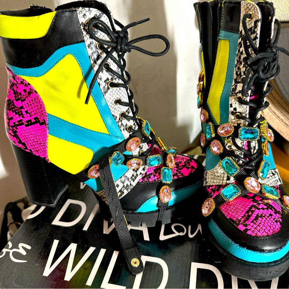 Platform Boot heels by Wild diva. Size 7.5